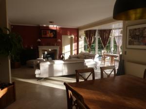 un soggiorno con mobili bianchi e camino di Le Mont Saint Roch , chambre d'hôtes, B&B a Nivelles