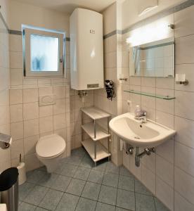 ザンクト・マルガレーテン・イム・ルンガウにあるResidenz Monica Top 6のバスルーム(トイレ、洗面台付)
