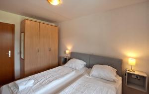 ザンクト・マルガレーテン・イム・ルンガウにあるResidenz Monica Top 6のベッドルーム1室(大型ベッド1台、枕2つ付)