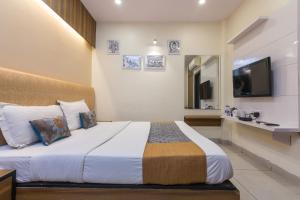A bed or beds in a room at Rupam Hotel