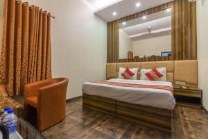 Postel nebo postele na pokoji v ubytování Rupam Hotel