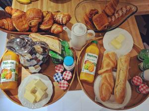 Options de petit-déjeuner proposées aux clients de l'établissement Le Gîte de Saint Phal