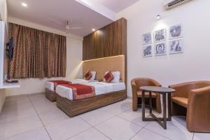 Postel nebo postele na pokoji v ubytování Rupam Hotel