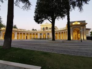 un grande edificio con alberi di fronte di Via Roma a L'Aquila