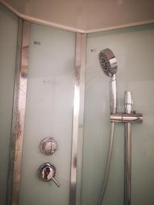 uma cabina de duche com secador de cabelo num quarto em Via Roma em LʼAquila