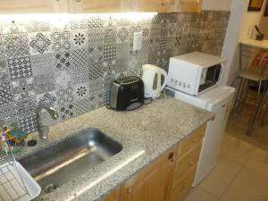 a kitchen with a sink and a microwave at Departamento 1 ambiente Excelente ubicación en Mar del Plata in Mar del Plata
