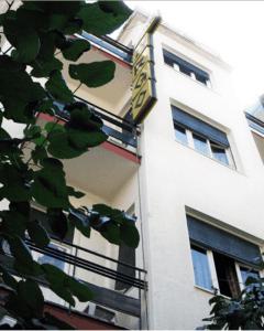 un edificio con un cartello sul lato di Argo Hotel ad Atene