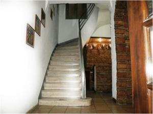 klatka schodowa w budynku z białymi schodami i ceglaną ścianą w obiekcie Argo Hotel w Atenach