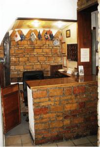 um bar de tijolos num restaurante com uma parede de tijolos em Argo Hotel em Atenas