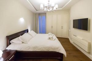 A bed or beds in a room at SUITE WA B2 - WALDORF ASTORIA RESIDENCES - JERUSALEM-RENT