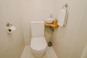 uma casa de banho com um WC branco e um lavatório. em Duplex au coeur du vieil Antibes em Antibes