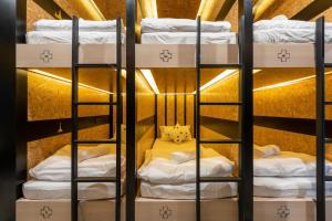 Postel nebo postele na pokoji v ubytování LOBSUEK Hostel