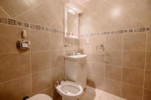 Un baño con inodoro, lavabo y ducha. en Appartement in the Main Street with elevator access, en Ushuaia 5 fotos más