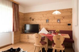 Televízia a/alebo spoločenská miestnosť v ubytovaní Residence Sisi