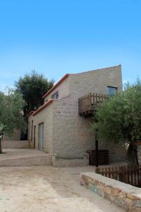 a brick building with a balcony on the side of it at Aromas dos Salgueiros in Castelo de Vide