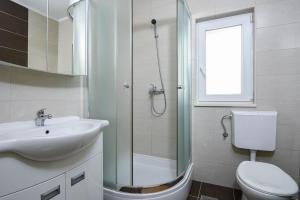 Kúpeľňa v ubytovaní Apartments Andrija Orebić + 26 fotografií