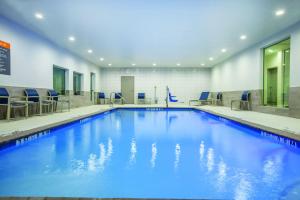 Swimming pool sa o malapit sa La Quinta by Wyndham Dallas Duncanville