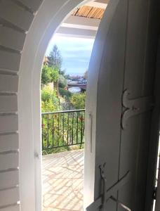 porta bianca con vista su un balcone di LA CASA DI ANSELMO a San Lorenzo al Mare