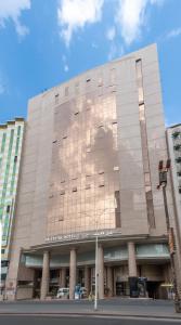 un edificio con un reflejo de nubes en su lado en Palestine Hotel Makkah, en La Meca