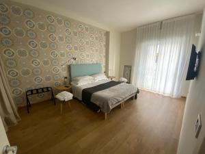 - une chambre avec un lit et un mur dans l'établissement 70's Luxury Cavour, à Bari