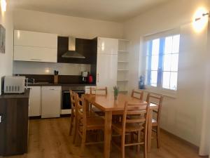 a kitchen and dining room with a table and chairs at Schönes Ferienhaus direkt am Meer in Stomorska