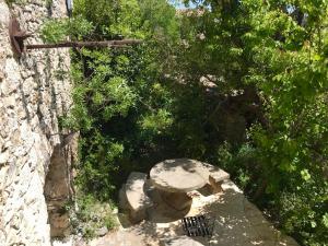 una vista sul soffitto di una panchina in pietra in giardino di La Magnanerie d'Audabiac a Lussan