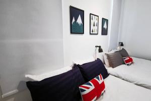sala de estar con sofá y cama en Desaru 4 bedrooms Atari Netflix SingK up to 18paxs, en Kangkar Chemaran