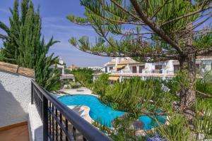 einen Blick vom Balkon eines Resorts mit Pool in der Unterkunft Billarose in Cabo Roig