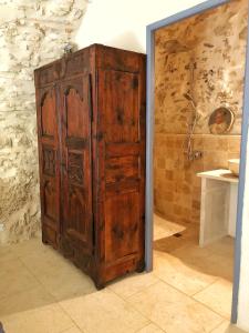 LussanにあるLa Magnanerie d'Audabiacのバスルーム付きの客室内の古い木製キャビネット