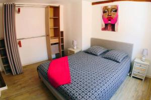 1 dormitorio con 1 cama y una pintura en la pared en Coeur de Ville, Charmant 2 pieces, Parking/Wifi ! en Chartres