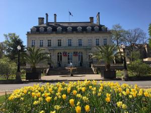 a building with a bunch of flowers in front of it at Luxurious Townhouse 10 mins walk to Epernay centre in Épernay