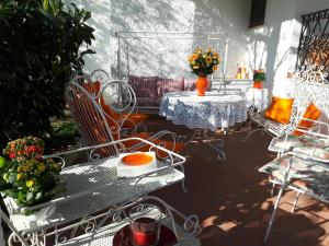 トレッツァーノ・スル・ナヴィーリオにあるLa Rocchetta B&Bのパティオ(椅子2脚、花のテーブル付)