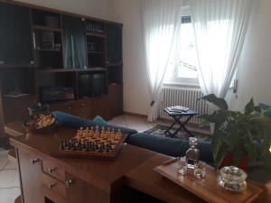 ein Wohnzimmer mit einem Schachbrett auf einem Tisch in der Unterkunft Appartamento Sari in Como