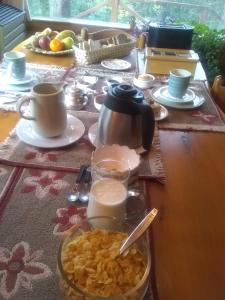 una mesa con un tazón de comida y una tetera en El Aleph en Villa La Angostura