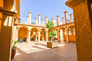 een lege binnenplaats met een boom in het midden bij PoolViewZen-CorralejoPlaya in Corralejo