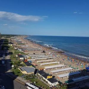 an aerial view of a crowded beach with people at DEPARTAMENTO MIRAMAR in Miramar +14 photos