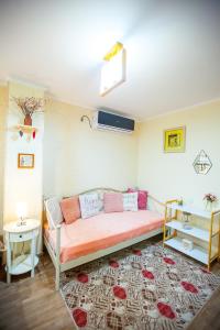 een woonkamer met een bank en een tapijt bij Apartments Beautiful Tbilisi on L.Meskhishvili Turn 1 in Tbilisi City