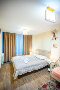 Een bed of bedden in een kamer bij Apartments Beautiful Tbilisi on L.Meskhishvili Turn 1