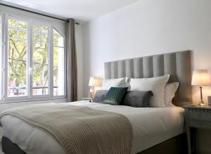 Ένα ή περισσότερα κρεβάτια σε δωμάτιο στο Luxurious Townhouse in the Heart of Champagne