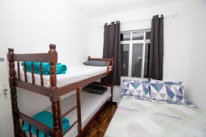 クリチバにあるCuritiba Central Hostelの窓付きの部屋の二段ベッド1台分です。