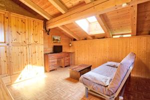 ein Schlafzimmer mit einem Bett und einem TV in einer Hütte in der Unterkunft Le Mazot de Marie - chalet 6 pers in Flumet