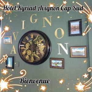 Hôtel Kyriad Cap Sud في أفينيون: ساعة معلقة على جدار مع بريق