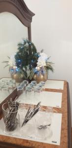 stół ze srebrem i choinką świąteczną w obiekcie Bellitalia Vacanze w Rzymie