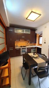 uma cozinha com mesa e cadeiras num quarto em La casa del vicolo - Taormina centro em Taormina