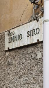 um sinal na lateral de um edifício em La casa del vicolo - Taormina centro em Taormina