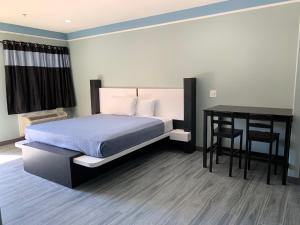 Postel nebo postele na pokoji v ubytování Crystal Suites