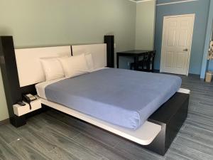 Postel nebo postele na pokoji v ubytování Crystal Suites