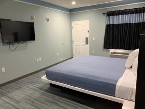 Postel nebo postele na pokoji v ubytování Crystal Suites
