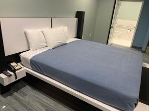 Postel nebo postele na pokoji v ubytování Crystal Suites
