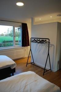 Zele的住宿－Hoppernachten，客房设有两张床和窗户。